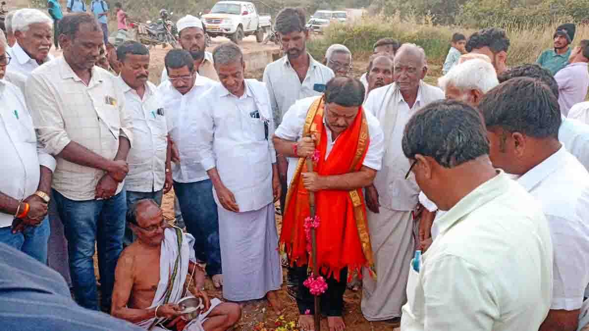 MLA Subba Reddy performing Bhoomi Pooja for ₹5 crore bridge construction in Gudibande taluk, Chikkaballapur district - Local News