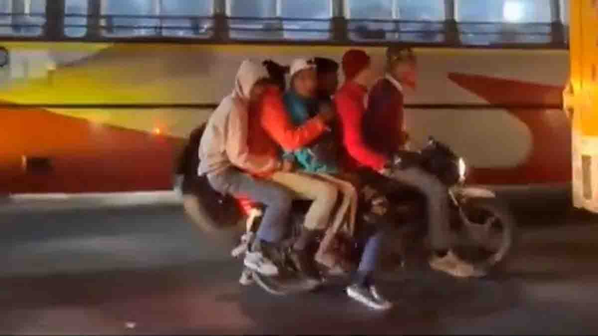 Video : ಒಂದೇ ಬೈಕ್ನಲ್ಲಿ ಬರೋಬ್ಬರಿ 6 ಹುಡುಗರು! 'ವಿಕ್ಟರಿ' ಸಿಂಬಲ್ ಬೇರೆ.. ದೆಹಲಿ ಹುಡುಗರ ಹುಚ್ಚಾಟಕ್ಕೆ ಶಾಕ್! 2 A shocking viral video from Delhi shows six boys riding on a single motorcycle without helmets, openly violating traffic rules and endangering public safety