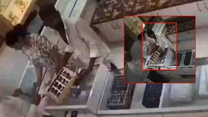 Mumbai Bhiwandi jewellery shop CCTV footage showing a man posing as a customer and stealing gold worth ₹2.4 lakh
