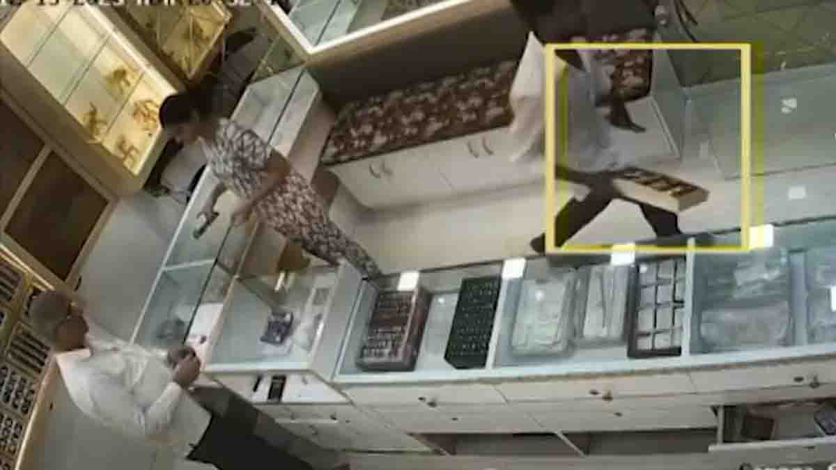 Mumbai Bhiwandi jewellery shop CCTV footage showing a man posing as a customer and stealing gold worth ₹2.4 lakh