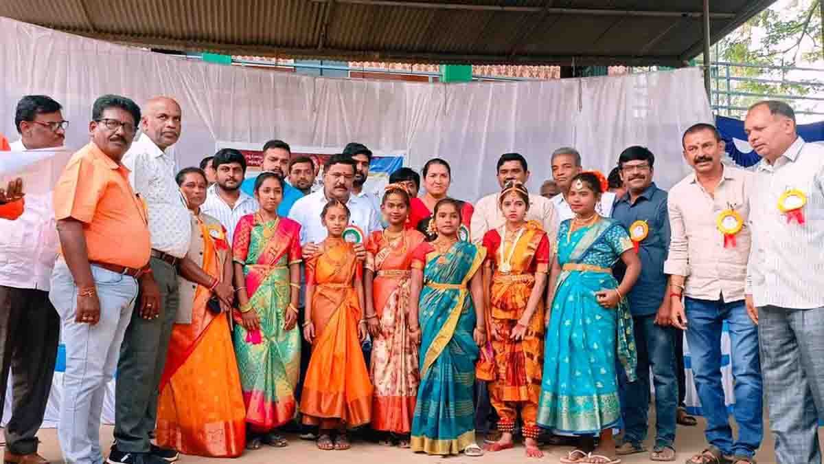 Pratibha Karanji : ಕಲೆ ಗೊತ್ತಿದ್ರೆ ಜಗತ್ತನ್ನೇ ಗೆಲ್ಲಬಹುದು ಪ್ರತಿಭಾ ಕಾರಂಜಿಯಲ್ಲಿ ಶಾಸಕ ಎಸ್.ಎನ್. ಸುಬ್ಬಾರೆಡ್ಡಿ ಕಿವಿಮಾತು 2 MLA S.N. Subbareddy addressing students at Pratibha Karanji event in Gudibande, highlighting the importance of art, talent, and education