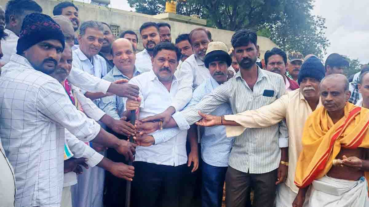 MLA S.N. Subbareddy performing Bhoomi Puja for the new Yadava Community Hall in Gudibande, Chikkaballapur district. - Local News