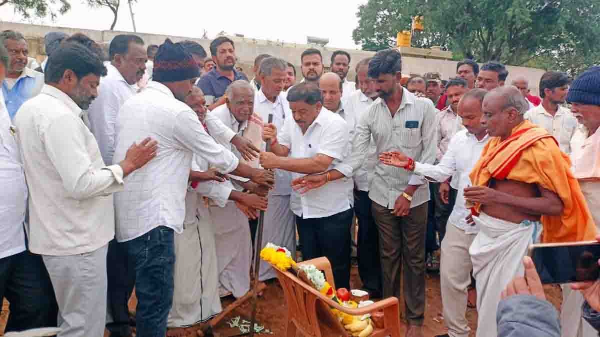 MLA S.N. Subbareddy performing Bhoomi Puja for the new Yadava Community Hall in Gudibande, Chikkaballapur district. - Local News