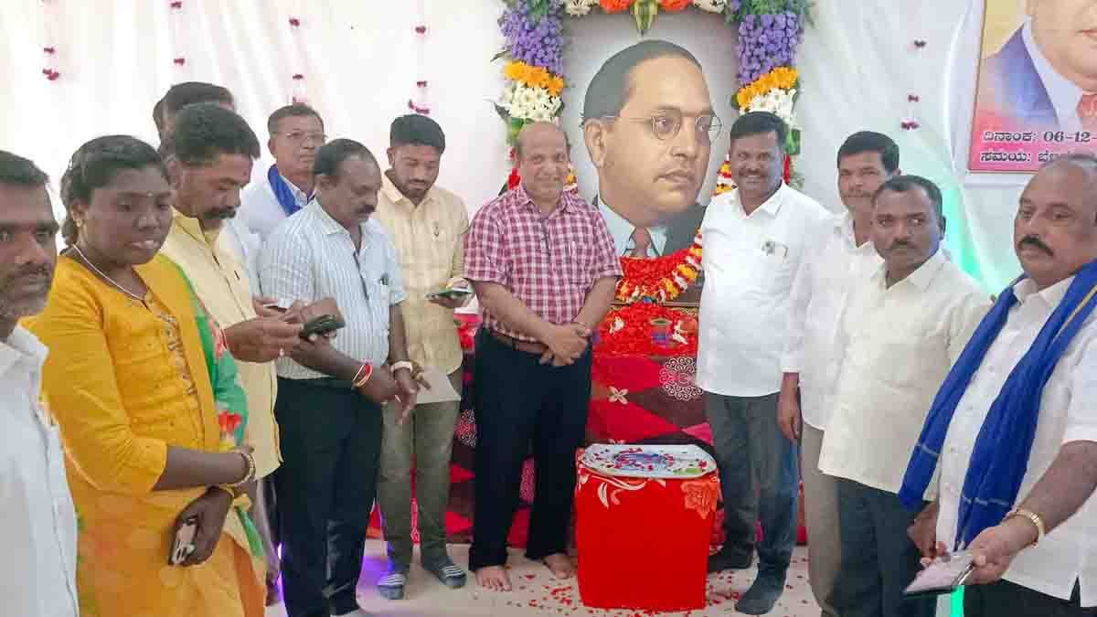 Local News : ಅಂಬೇಡ್ಕರ್ ತತ್ವ ಪಾಲನೆಯೇ ಅವರಿಗೆ ಸಲ್ಲಿಸುವ ನಿಜವಾದ ಗೌರವ: ಸಿಗ್ಬತ್ತುಲ್ಲಾ 1 Officials and leaders paying tribute to Dr. B.R. Ambedkar on Mahaparinirvana Day in Gudibande – social awareness event, Constitution values - Local News