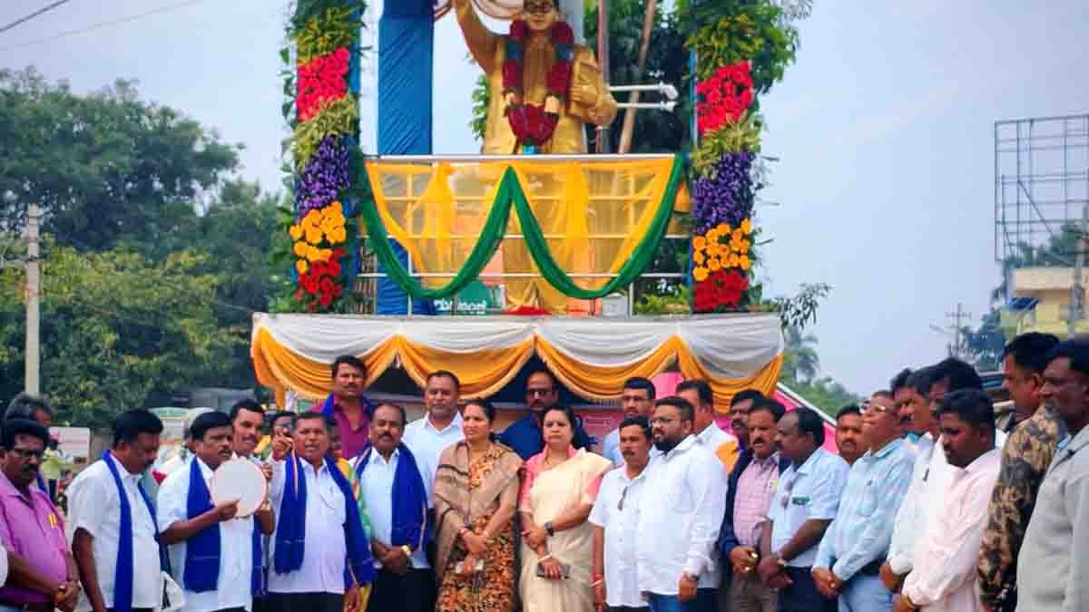 Local News : ಅಂಬೇಡ್ಕರ್ ತತ್ವ ಪಾಲನೆಯೇ ಅವರಿಗೆ ಸಲ್ಲಿಸುವ ನಿಜವಾದ ಗೌರವ: ಸಿಗ್ಬತ್ತುಲ್ಲಾ 2 Officials and leaders paying tribute to Dr. B.R. Ambedkar on Mahaparinirvana Day in Gudibande – social awareness event, Constitution values - Local News