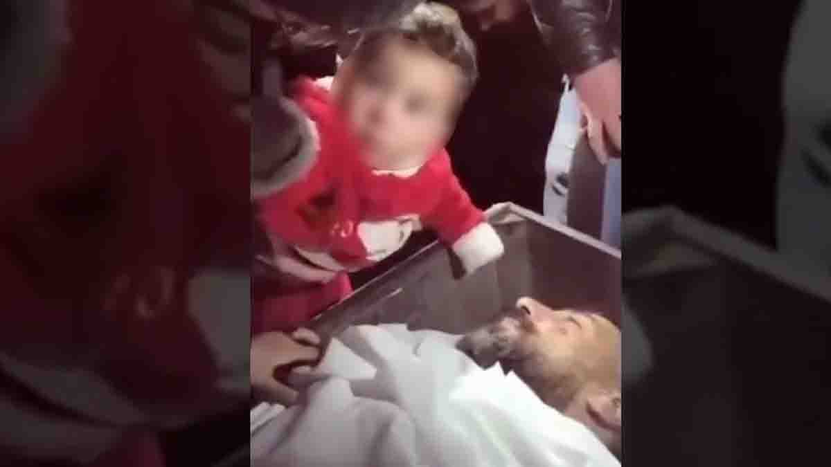 Viral Video : "ಪಪ್ಪಾ.. ಪಪ್ಪಾ.." ಹುತಾತ್ಮ ತಂದೆಯ ಮೃತದೇಹ ಕಂಡು ಕಂದಮ್ಮನ ಆಕ್ರಂದನ; ಕಣ್ಣೀರು ತರಿಸುತ್ತೆ ಈ ವೈರಲ್ ವಿಡಿಯೋ! 2 Viral video showing a one-year-old girl crying “Papa” near the mortal remains of martyred SOG jawan Amjad Ali Khan in Udhampur, Jammu and Kashmir