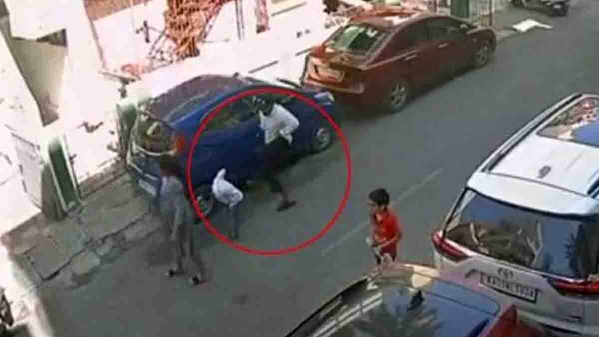 Viral Video : ಬೆಂಗಳೂರಿನಲ್ಲಿ ಬೆಚ್ಚಿಬೀಳಿಸುವ ಘಟನೆ: ಪುಟಾಣಿ ಮಗುವಿನ ಮೇಲೆ ವ್ಯಕ್ತಿಯ ಕ್ರೌರ್ಯ! ಸಿಸಿಟಿವಿಯಲ್ಲಿ ಸೆರೆಯಾಯ್ತು ದೃಶ್ಯ 1 Viral video from Bengaluru shows CCTV footage of a man violently kicking a five-year-old child in Thyagarajanagar