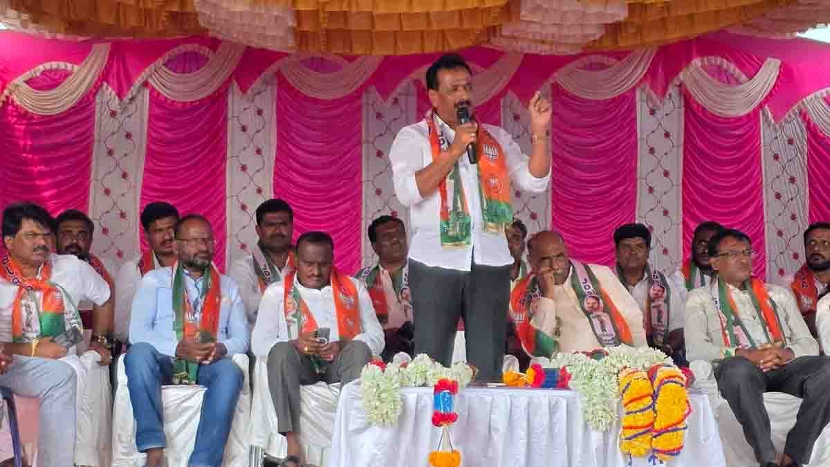 Social worker Harinath Reddy distributing free helmet to promote road safety in Gudibande taluk