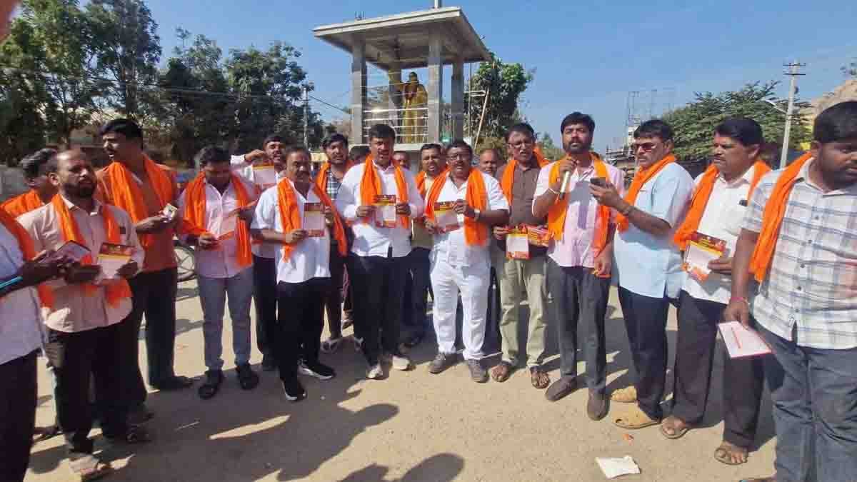 BJP State Secretary C. Muniraj inaugurates the bike rally promoting Hindu Samajotsava in Gudibande