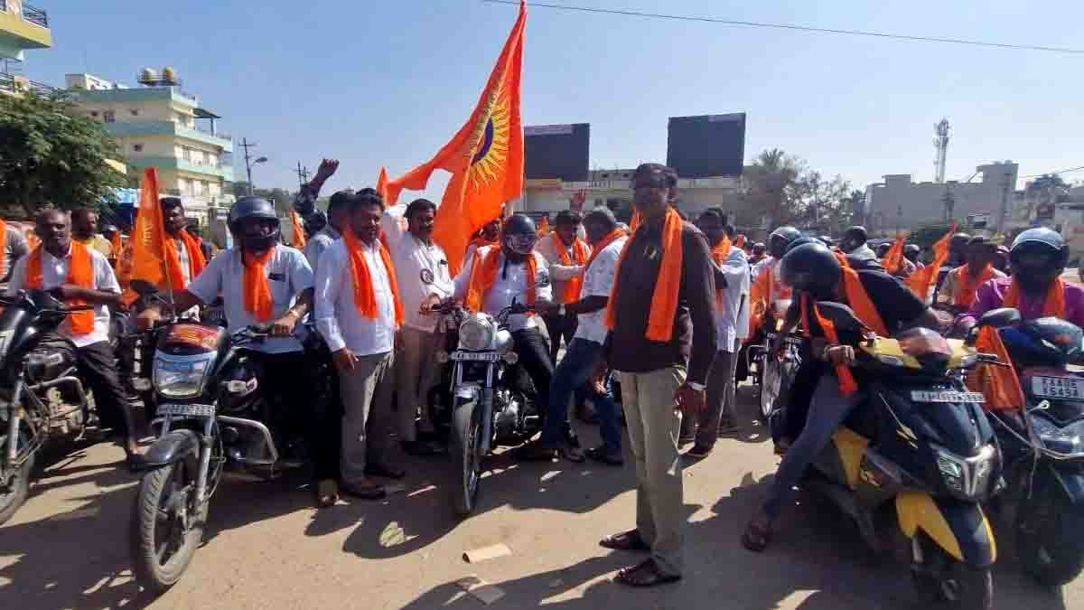 BJP State Secretary C. Muniraj inaugurates the bike rally promoting Hindu Samajotsava in Gudibande