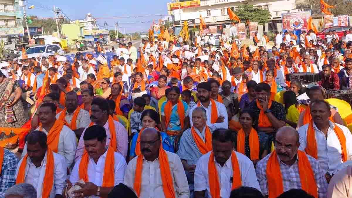 Hindu Samajotsava : ಗುಡಿಬಂಡೆಯಲ್ಲಿ ಮೊಳಗಿದ ಹಿಂದೂ ಏಕತೆಯ ಮಂತ್ರ: 'ಜಾತಿ, ಪಕ್ಷ ಮರೆತು ಒಂದಾಗೋಣ' ಎಂದ ಮಂಜುನಾಥ್ ಸ್ವಾಮೀಜಿ 3 Hindu Samajotsava procession in Gudibande, Chikkaballapur district, highlighting Hindu unity and cultural heritage