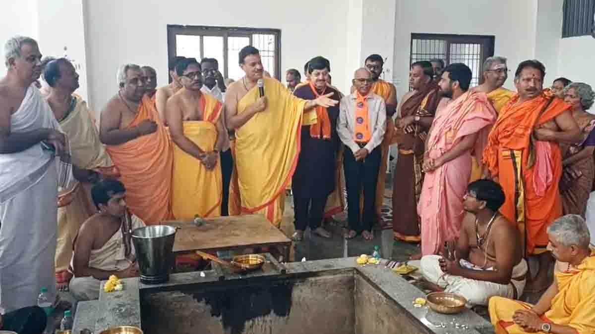 Spiritual event in Gudibande where Sandalwood actor Srinath attends the Dhanvantari Maha Vishnu Homa at Gayatri Vishwa Dhyana Mandir