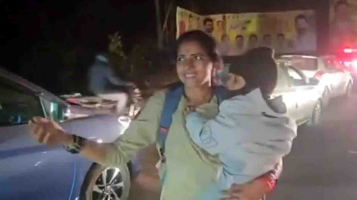 Andhra Pradesh woman police constable Jayashanti managing traffic while holding her child to clear way for an ambulance