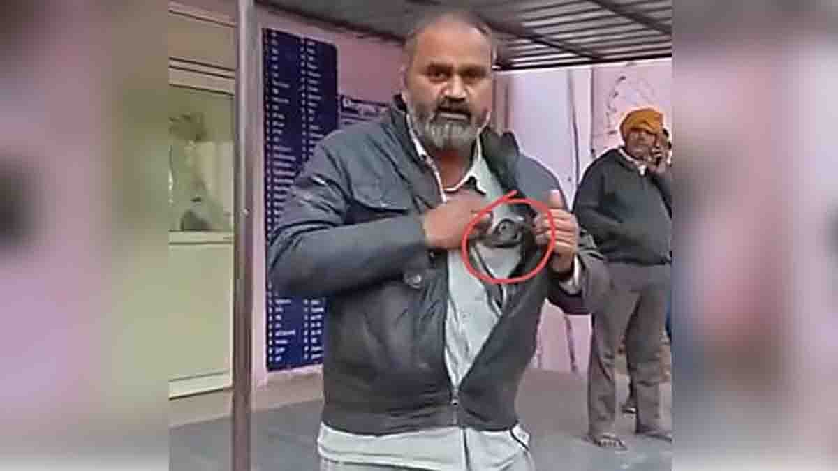 Snake bite video goes viral as an auto driver brings the snake that bit him in his pocket to a Mathura hospital, shocking doctors and patients.