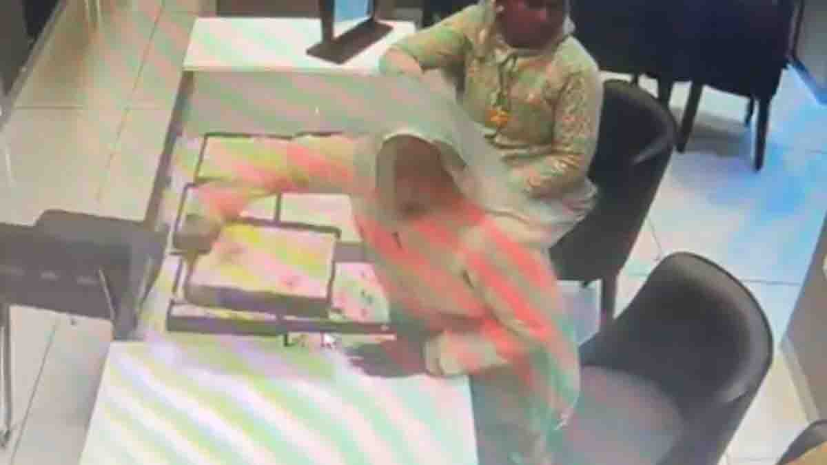 Women posing as customers steal ₹14 lakh gold jewellery from a Prayagraj jewellery shop captured on CCTV footage