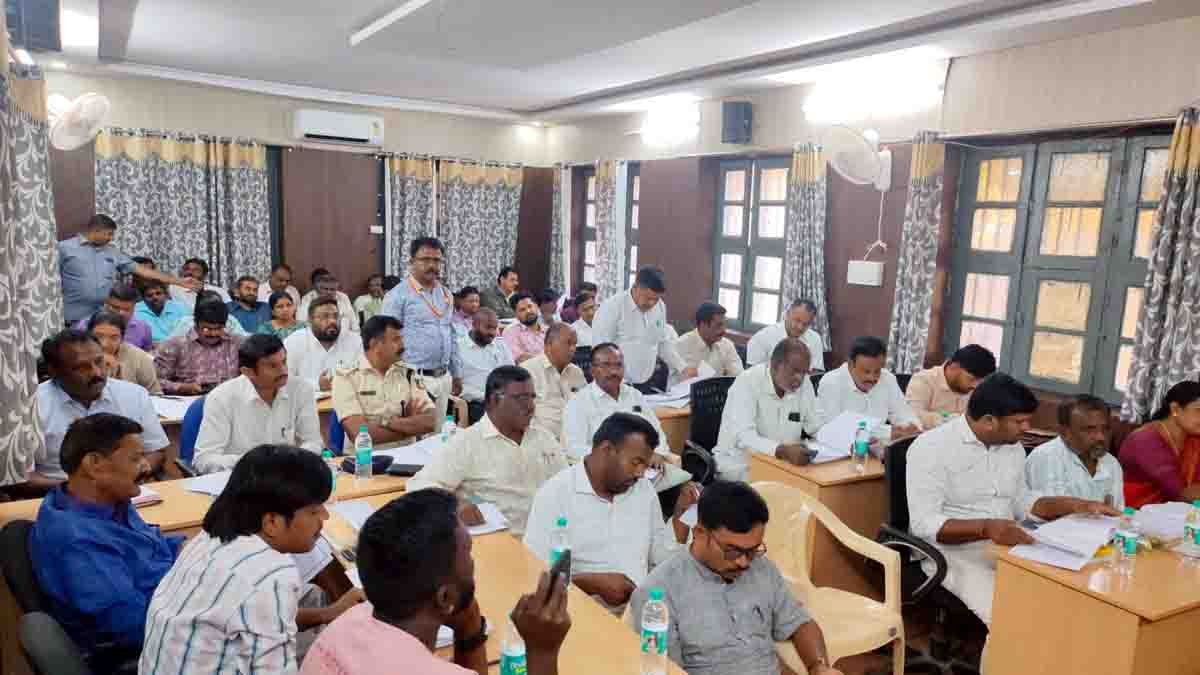 Local News: MLA Subba Reddy addressing officials at KDP meeting in Gudibande