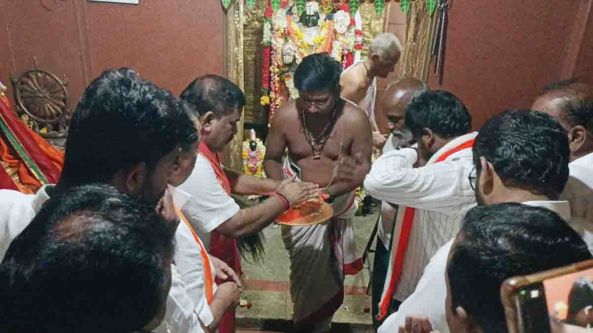 MLA Subbareddy addressing media and warning political opponents in his constituency