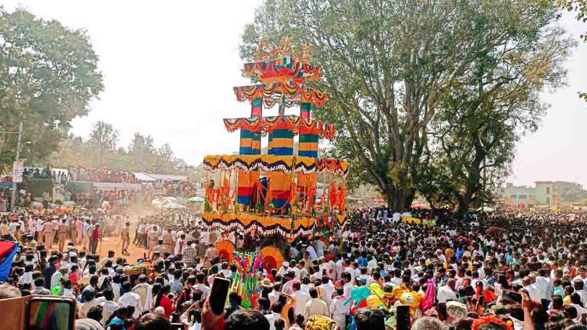 Brahmarathotsava : ಎಲ್ಲೋಡು ಶ್ರೀ ಲಕ್ಷ್ಮೀ ಆದಿನಾರಾಯಣಸ್ವಾಮಿ ಬ್ರಹ್ಮರಥೋತ್ಸವ ಅದ್ದೂರಿ: ಭಕ್ತಸಾಗರದಲ್ಲಿ ಮೊಳಗಿದ 'ಗೋವಿಂದ' ನಾಮಸ್ಮರಣೆ! 1 Devotees participating in Sri Lakshmi Adinarayanaswamy Brahmarathotsava chariot festival at Kurmagiri, Gudibande, Chikkaballapur