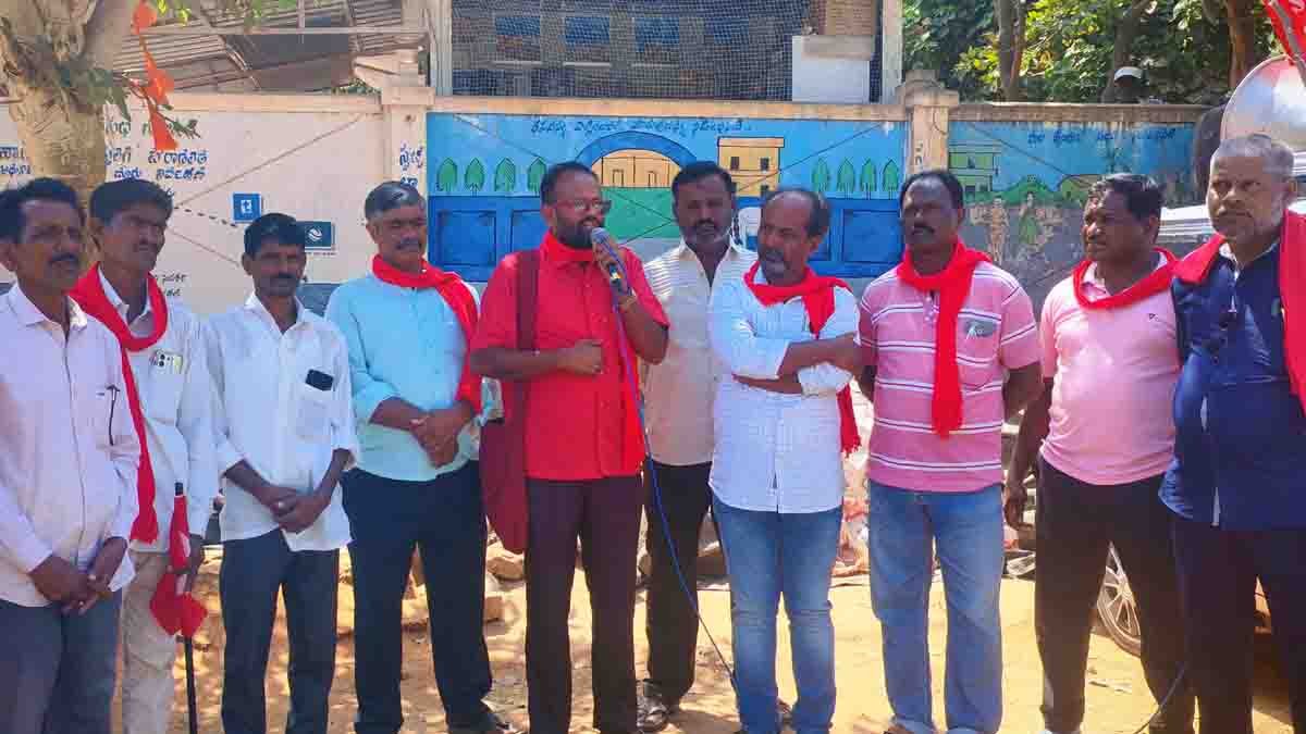 Farmers Conference : ಜನವಿರೋಧಿ ನೀತಿಗಳ ವಿರುದ್ಧ ನಮ್ಮ ಹೋರಾಟ ನಿರಂತರ : ಗುಡಿಬಂಡೆಯಲ್ಲಿ ಜಯರಾಮರೆಡ್ಡಿ ಆಕ್ರೋಶ 1 Farmers participate in a Farmers Conference in Bagepalli demanding Krishna River water allocation and protection of farmer rights.