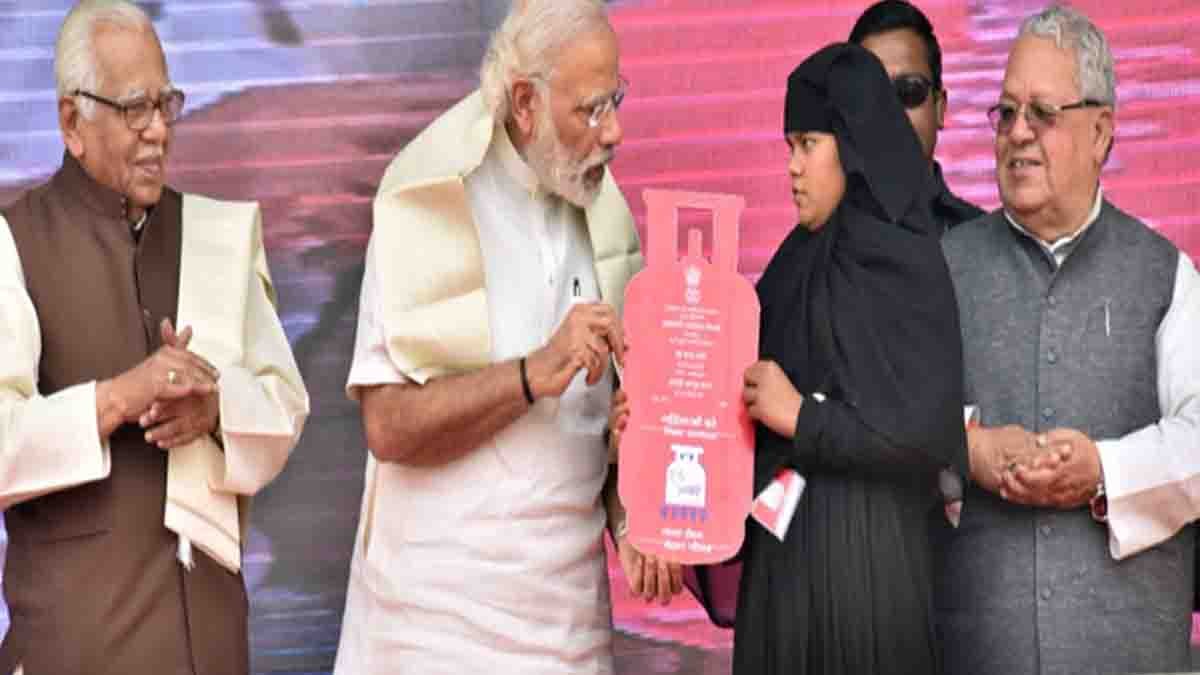 Pradhan Mantri Ujjwala Yojana : ಮಹಿಳೆಯರಿಗೆ ಕೇಂದ್ರದಿಂದ ಬಂಪರ್ ಗಿಫ್ಟ್: ಉಚಿತ ಗ್ಯಾಸ್ ಸಿಲಿಂಡರ್ ಜೊತೆಗೆ ಸ್ಟೌವ್ ಕೂಡ ಫ್ರೀ! ಇಂದೇ ಅರ್ಜಿ ಸಲ್ಲಿಸಿ..! 2 Free LPG connection, ₹300 subsidy, eligibility, documents, and easy online application details under Pradhan Mantri Ujjwala Yojana (PMUY).