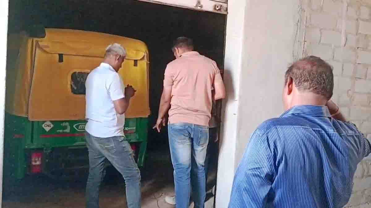 Gas Cylinder Raid officials seizing illegal LPG cylinders in Gudibande residential area