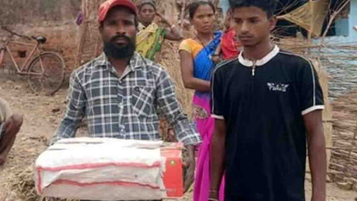 Jharkhand father carries stillborn baby in a cardboard box after hospital allegedly refused ambulance service