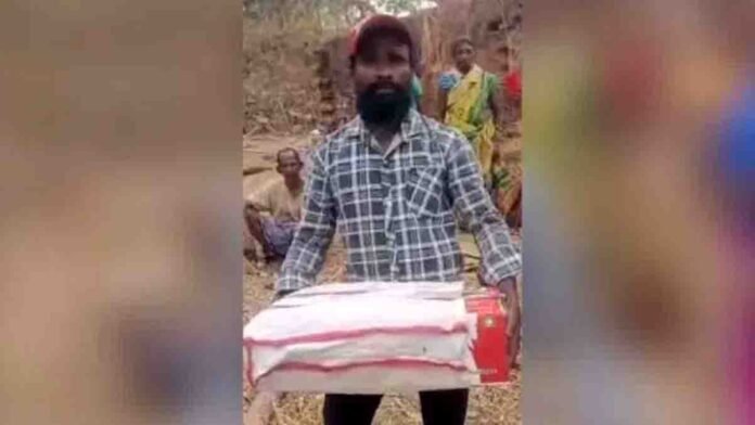 Jharkhand father carries stillborn baby in a cardboard box after hospital allegedly refused ambulance service