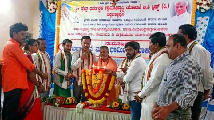 Devotees performing Shiva Bilvarchane pooja in Gudibande temple with large gathering