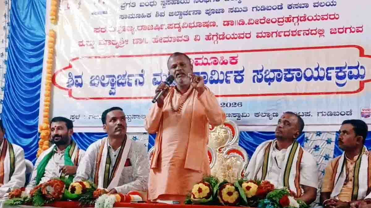 Devotees performing Shiva Bilvarchane pooja in Gudibande temple with large gathering