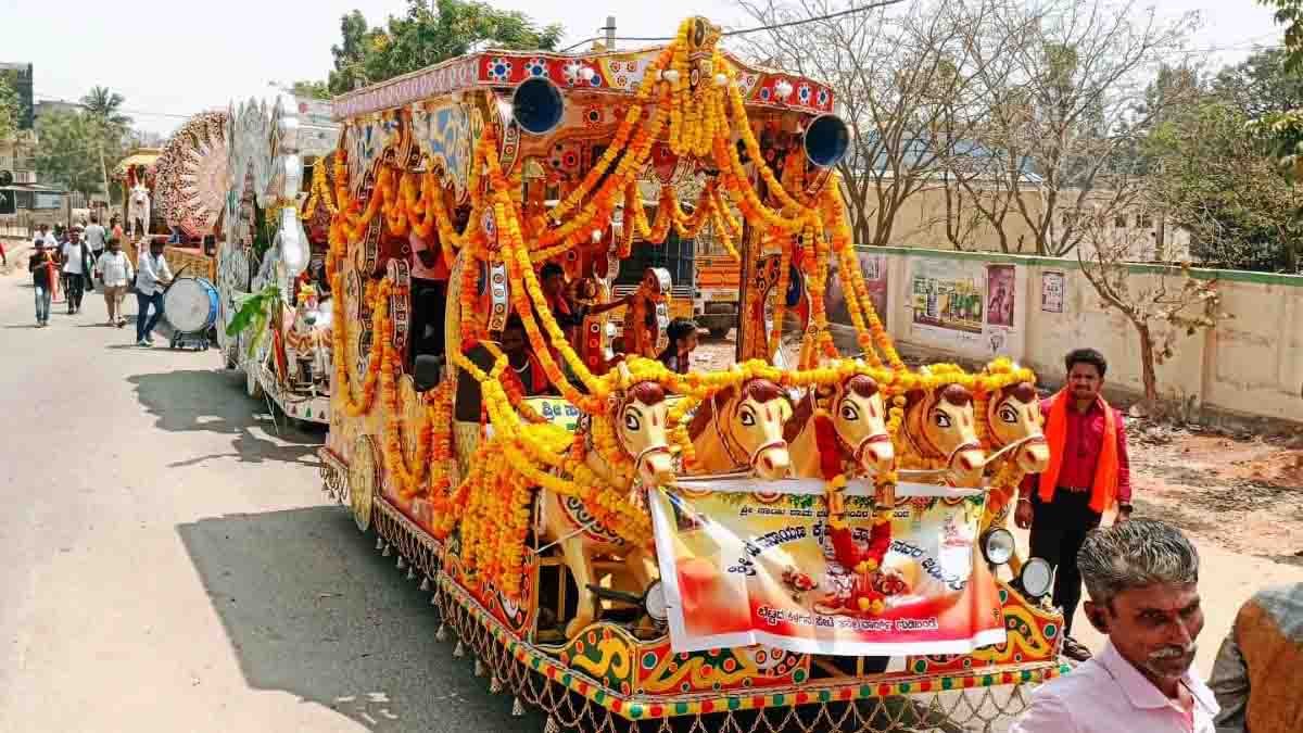 Kaiwara Tatayya Jayanti : ರಾಜಕೀಯ ಮತ್ತು ದ್ವೇಷ ಮರೆತು ಸಮುದಾಯದ ಏಳಿಗೆಗೆ ಶ್ರಮಿಸಿ: ಎನ್. ಸಂಪಂಗಿ ಕರೆ 2 Devotees participating in Kaiwara Tatayya Jayanti procession with silver chariot in Gudibande