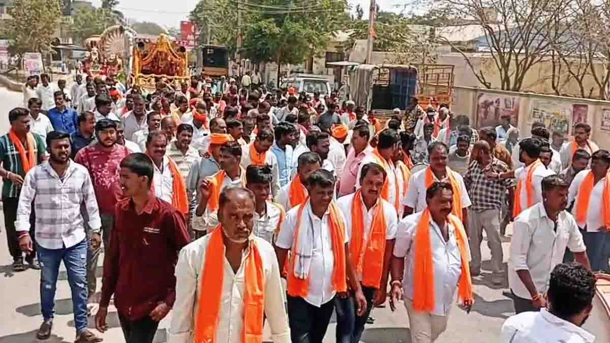 Kaiwara Tatayya Jayanti : ರಾಜಕೀಯ ಮತ್ತು ದ್ವೇಷ ಮರೆತು ಸಮುದಾಯದ ಏಳಿಗೆಗೆ ಶ್ರಮಿಸಿ: ಎನ್. ಸಂಪಂಗಿ ಕರೆ 3 Devotees participating in Kaiwara Tatayya Jayanti procession with silver chariot in Gudibande
