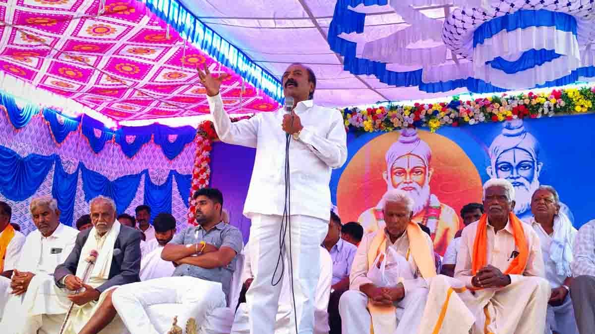 Kaiwara Tatayya Jayanti : ರಾಜಕೀಯ ಮತ್ತು ದ್ವೇಷ ಮರೆತು ಸಮುದಾಯದ ಏಳಿಗೆಗೆ ಶ್ರಮಿಸಿ: ಎನ್. ಸಂಪಂಗಿ ಕರೆ 1 Devotees participating in Kaiwara Tatayya Jayanti procession with silver chariot in Gudibande