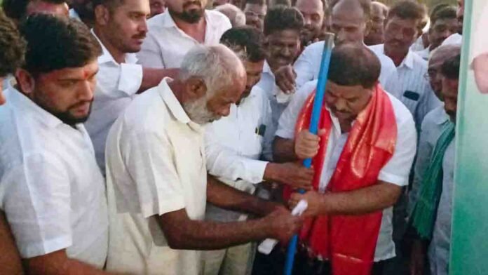 S N Subbareddy launching ₹2 crore bridge and check dam project at Dapparti village in Gudibande taluk