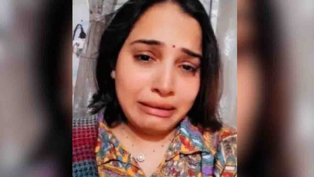 Police Lover : ಪೊಲೀಸ್ ಪ್ರಿಯಕರನ ವಂಚನೆಗೆ ಬಲಿಯಾದ ಅಬಲೆ: "ಬದುಕಿದ್ದಾಗ ನ್ಯಾಯ ಸಿಗಲಿಲ್ಲ, ಸತ್ತ ಮೇಲಾದರೂ ಕೊಡಿಸಿ" ಎಂದ ಯುವತಿ 1 Police Lover betrayal case in Agra woman suicide viral video