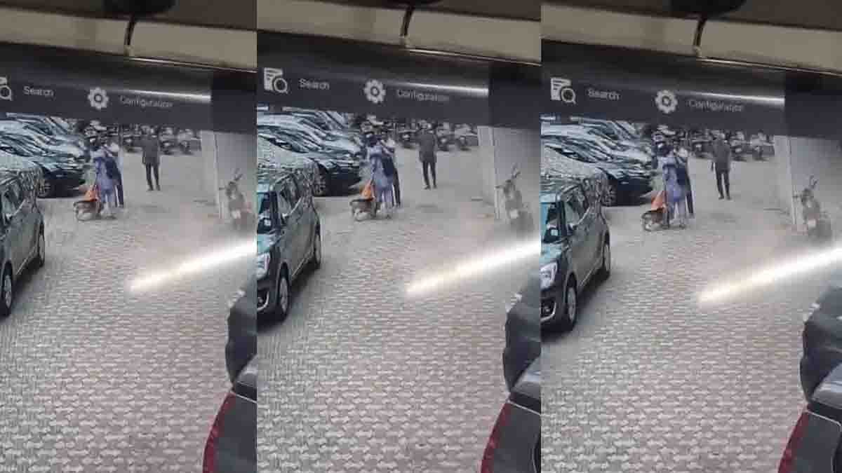 Mumbai Dog Assault : ನಾಯಿಗೆ ಒದ್ದು, ಮಾಲೀಕೆಗೆ ಕಪಾಳಮೋಕ್ಷ! ಮುಂಬೈನ ದಹಿಸರ್ನಲ್ಲಿ ನಡೆದ ಈ ಅಮಾನವೀಯ ಕೃತ್ಯ ಸಿಸಿಟಿವಿಯಲ್ಲಿ ಸೆರೆ…! 1 Mumbai dog assault case where man kicks pet dog in Dahisar housing society CCTV footage