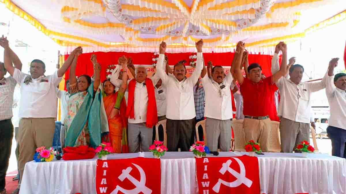 Local News : 2 ಸಾವಿರಕ್ಕೆ ಮತ ಮಾರಿಕೊಂಡರೆ 5 ವರ್ಷದ ಬದುಕು ಬಲಿ!" - ಗುಡಿಬಂಡೆಯಲ್ಲಿ ಬಿ. ವೆಂಕಟ್ ಗುಡುಗು 1 Local News public meeting of agricultural workers at Ambedkar Circle Gudibande