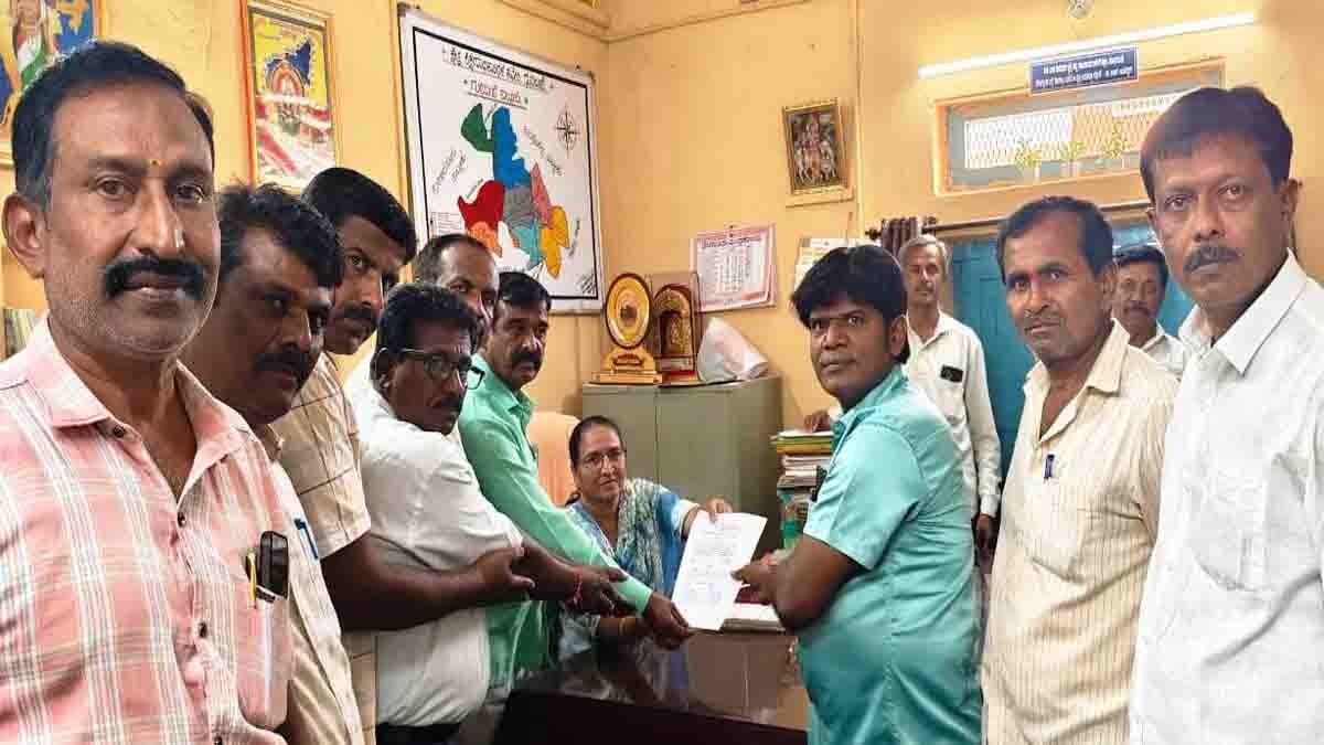 ಗುಡಿಬಂಡೆ: ಶಿಕ್ಷಕರ ಸಂಘದ (Teachers Election) ಚುನಾವಣಾ ಅಖಾಡ ಸಿದ್ಧ! 6 ಮಂದಿಯಿಂದ ನಾಮಪತ್ರ ಸಲ್ಲಿಕೆ; ಏಪ್ರಿಲ್ 19ಕ್ಕೆ ಮತದಾನ 3 Teachers election nomination filing scene in Gudibande with candidates submitting forms