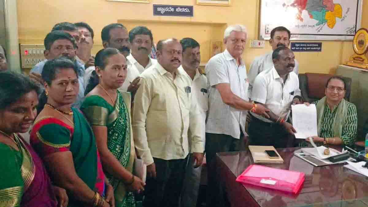 ಗುಡಿಬಂಡೆ: ಶಿಕ್ಷಕರ ಸಂಘದ (Teachers Election) ಚುನಾವಣಾ ಅಖಾಡ ಸಿದ್ಧ! 6 ಮಂದಿಯಿಂದ ನಾಮಪತ್ರ ಸಲ್ಲಿಕೆ; ಏಪ್ರಿಲ್ 19ಕ್ಕೆ ಮತದಾನ 2 Teachers election nomination filing scene in Gudibande with candidates submitting forms