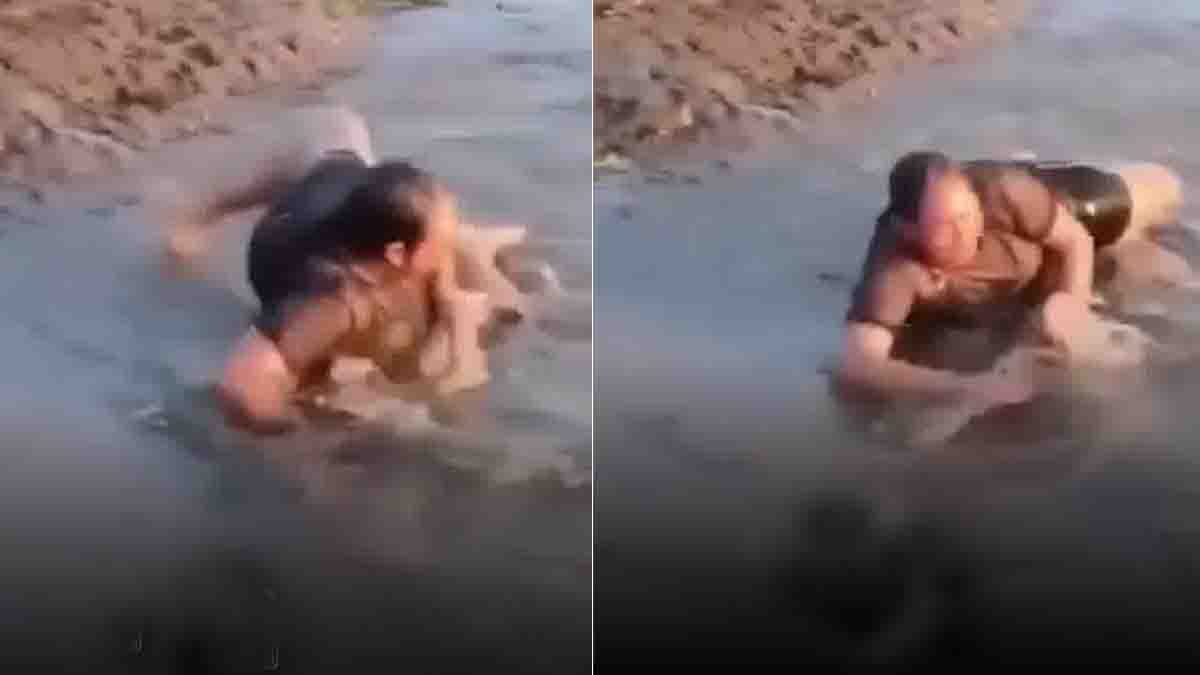 Viral Reel Accident : ನದಿಯಲ್ಲಿ ರೀಲ್ಸ್ ಹುಚ್ಚು! ಸ್ನಾನ ಮಾಡುವಾಗ ಯುವತಿಯ ಕೈಗೆ ಸಿಕ್ಕಿದ್ದೇನು ಗೊತ್ತಾ? ಬೆಚ್ಚಿಬೀಳಿಸುತ್ತೆ ಈ ವಿಡಿಯೋ! 1 Viral reel accident where a young woman accidentally catches a baby crocodile in river while shooting video