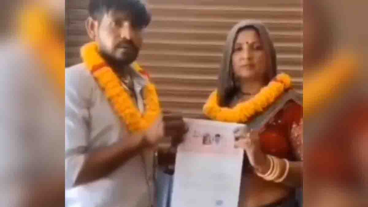 Mother-in-law Marries Son-in-law : ಹೆಂಡತಿಯನ್ನು ಬಿಟ್ಟು ಅತ್ತೆಯನ್ನೇ ವರಿಸಿದ ಭೂಪ: ಯುಪಿಯಲ್ಲಿ ನಡೆದ ಈ ವಿಚಿತ್ರ ಮದುವೆ ಹಿಂದಿನ ಕಥೆ ಏನು? 1 Mother-in-law marries son-in-law in a controversial court marriage that has gone viral on social media.
