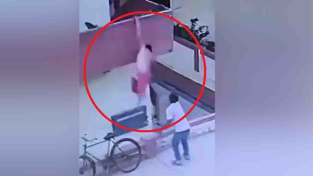 Ice Cream Viral Video showing a man falling from a first-floor balcony while reaching for ice cream from a street vendor below.