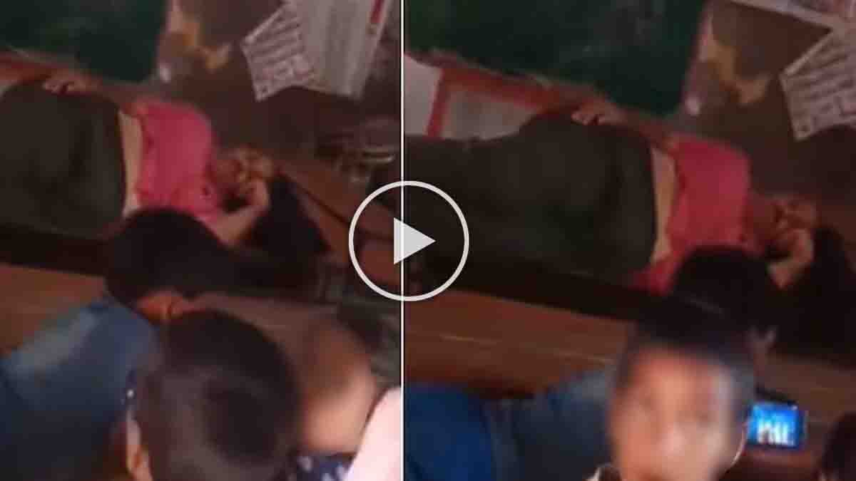 Kannauj School Viral Video : ಕ್ಲಾಸ್ನಲ್ಲಿ ಪಾಠ ಮಾಡಬೇಕಾದ ಶಿಕ್ಷಕ ನಿದ್ರೆಗೆ ಶರಣು! ಮೊಬೈಲ್ ನೋಡುತ್ತಾ ಸಮಯ ಕಳೆದ ಮಕ್ಕಳು: ನೆಟ್ಟಿಗರ ಆಕ್ರೋಶ 2 Kannauj School Viral Video allegedly shows a government school teacher sleeping in the classroom while students watch videos on a mobile phone.