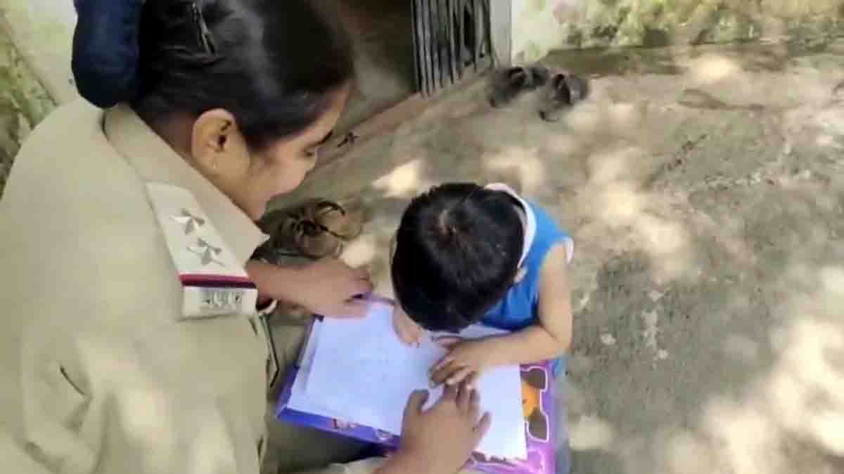 Child Viral Video : ಅಮ್ಮ ಚಾಕೊಲೇಟ್ ಕಿತ್ತುಕೊಂಡಿದ್ದಕ್ಕೆ ಪೊಲೀಸ್ ಠಾಣೆ ಮೆಟ್ಟಿಲೇರಿದ 3 ವರ್ಷದ ಪುಟಾಣಿ, ವೈರಲ್ ಆದ ಕ್ಯೂಟ್ ವಿಡಿಯೋ…! 2 Child Viral Video: 3-Year-Old Boy Files Police Complaint Over Chocolate
