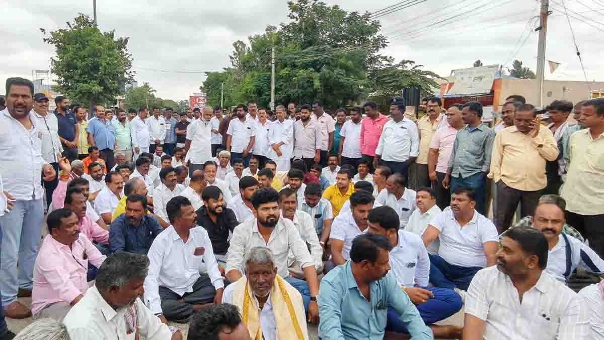 Local News showing hundreds of Congress workers protesting in Gudibande against the alleged defamation campaign targeting Bagepalli MLA Subbareddy.