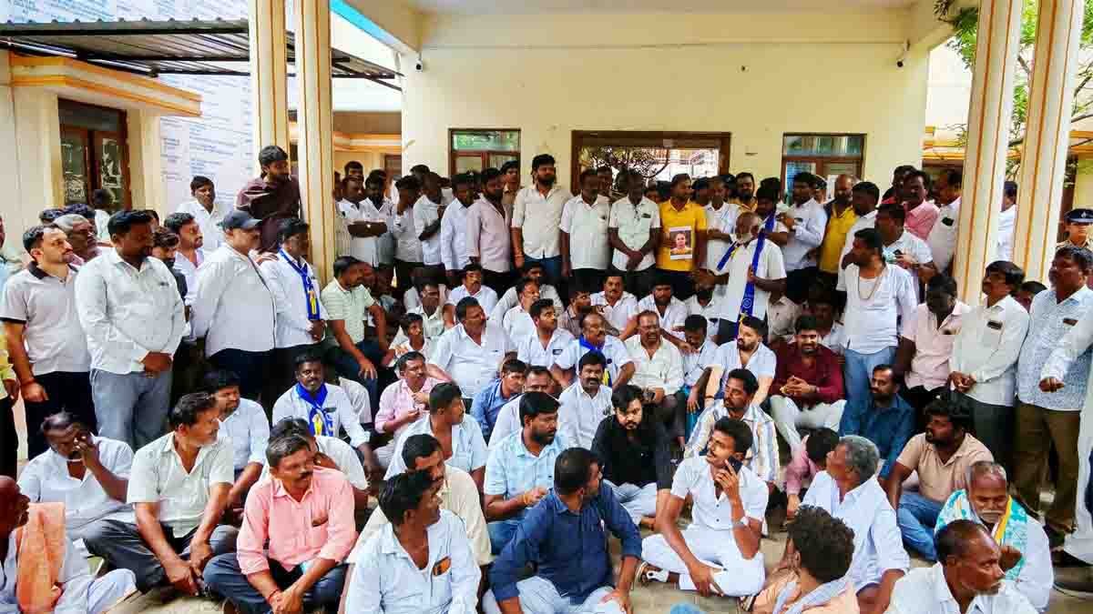 Local News showing hundreds of Congress workers protesting in Gudibande against the alleged defamation campaign targeting Bagepalli MLA Subbareddy.