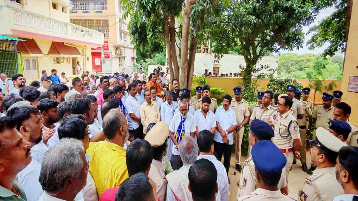 Local News showing hundreds of Congress workers protesting in Gudibande against the alleged defamation campaign targeting Bagepalli MLA Subbareddy.