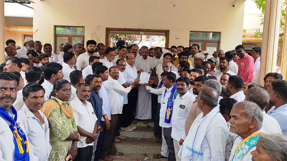 Local News showing hundreds of Congress workers protesting in Gudibande against the alleged defamation campaign targeting Bagepalli MLA Subbareddy.