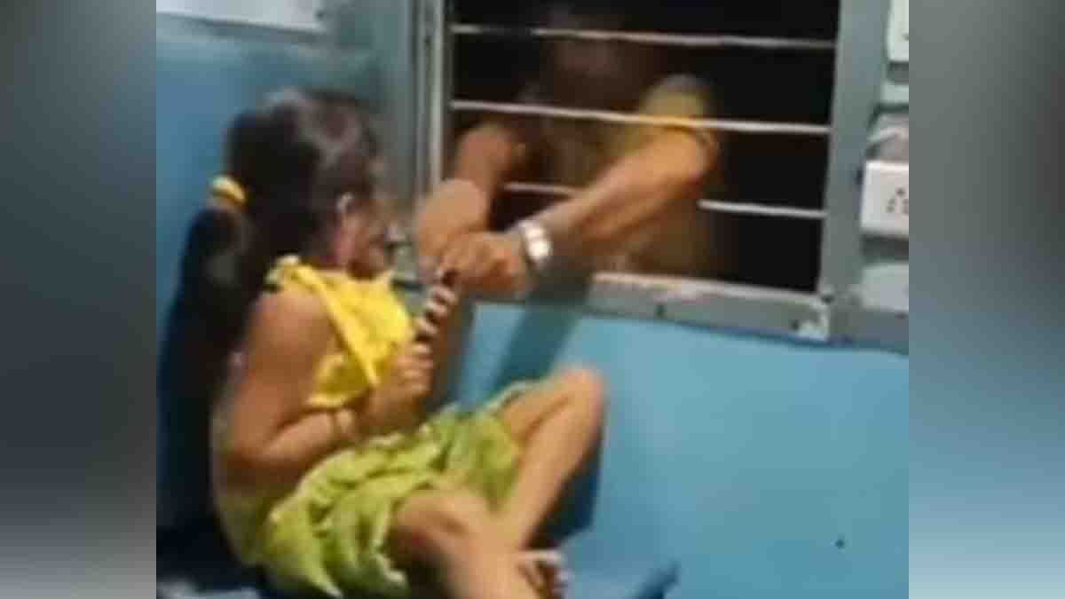 Train Viral Video showing a thief snatching a girl’s mobile phone through a train window