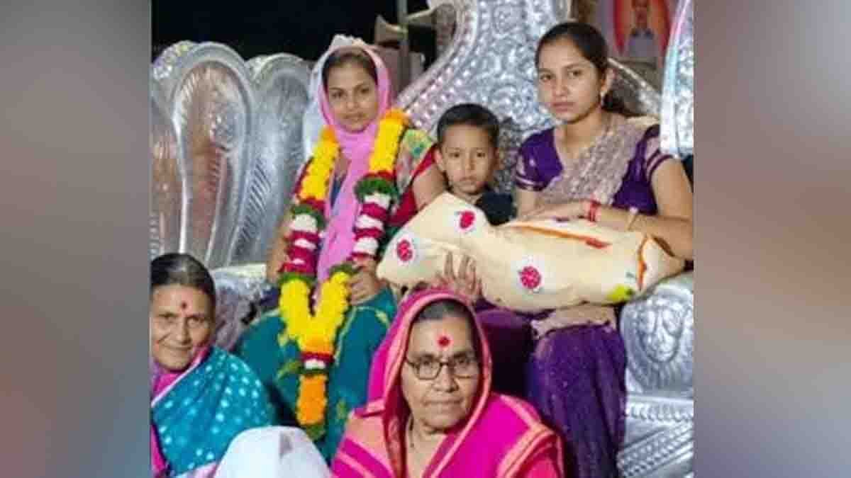 Maharashtra Beed baby girl welcomed home in a grand chariot procession