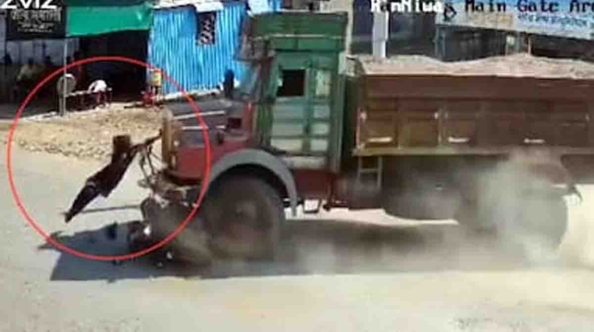 Ahilyanagar viral video showing a woman narrowly escaping a sand truck accident on Belapur Road in Maharashtra.